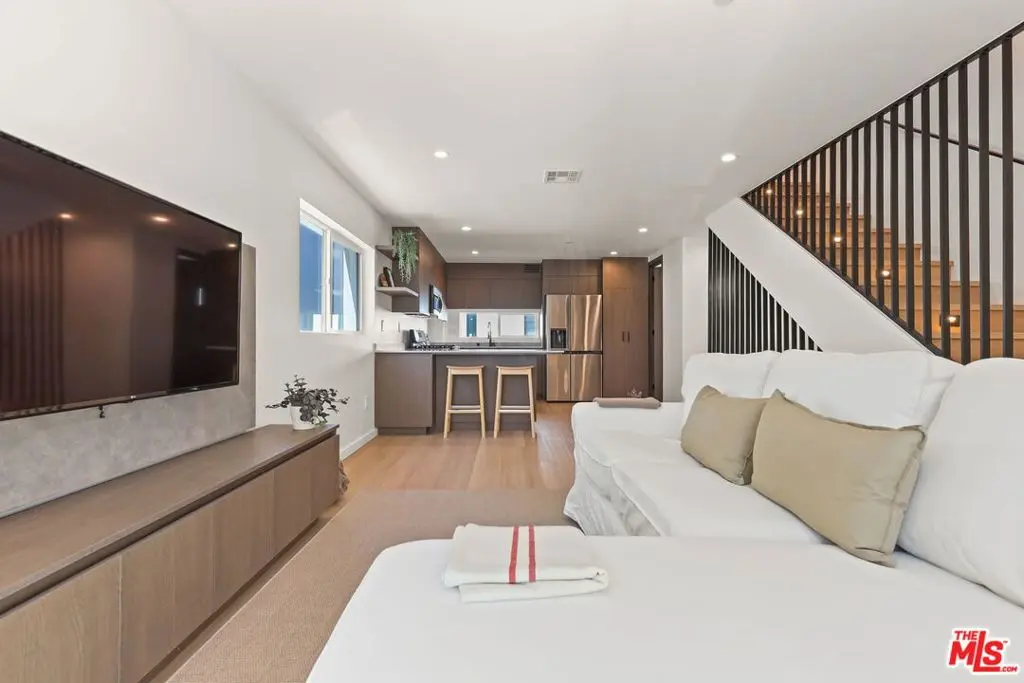 837 N Mariposa Avenue 2, Los Angeles, CA — listing photo 1
