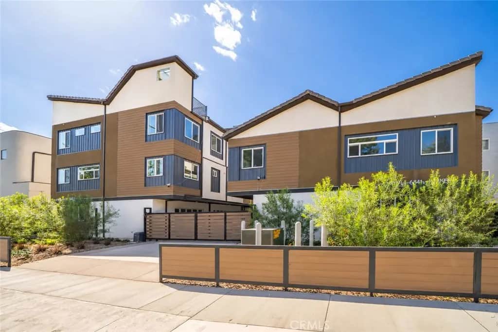6829 N Haskell Avenue, Van Nuys, CA — listing photo 1