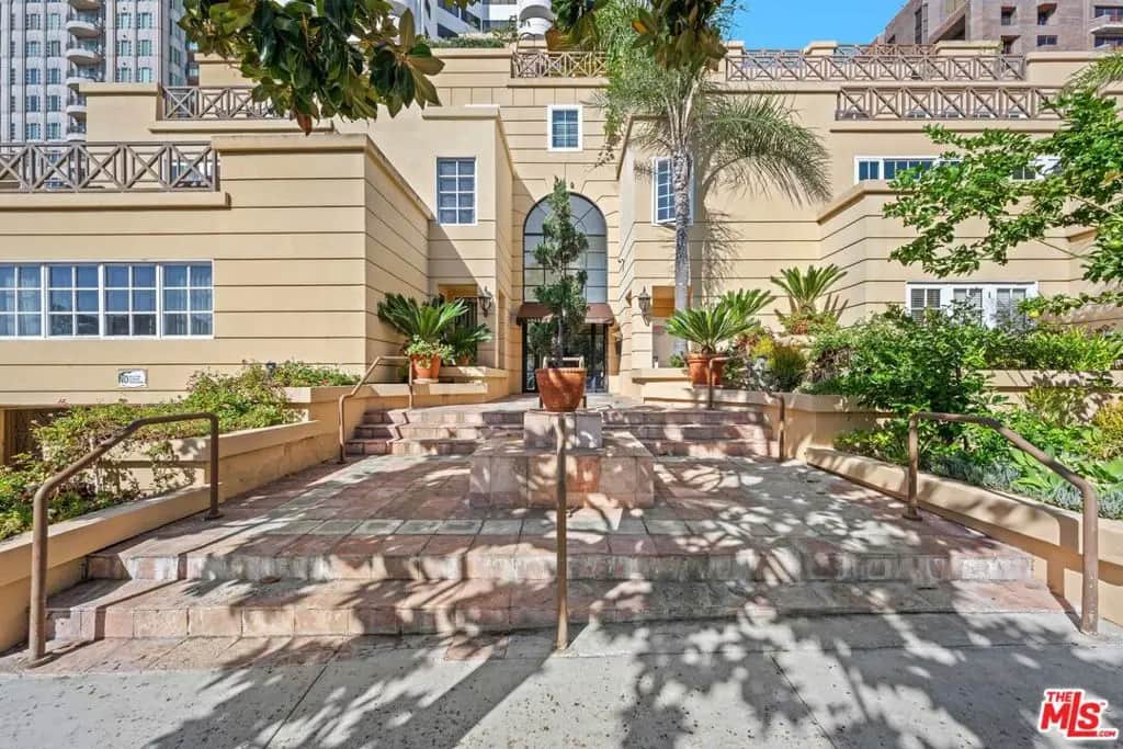 10555 Ashton Avenue 301, Los Angeles, CA — listing photo 1