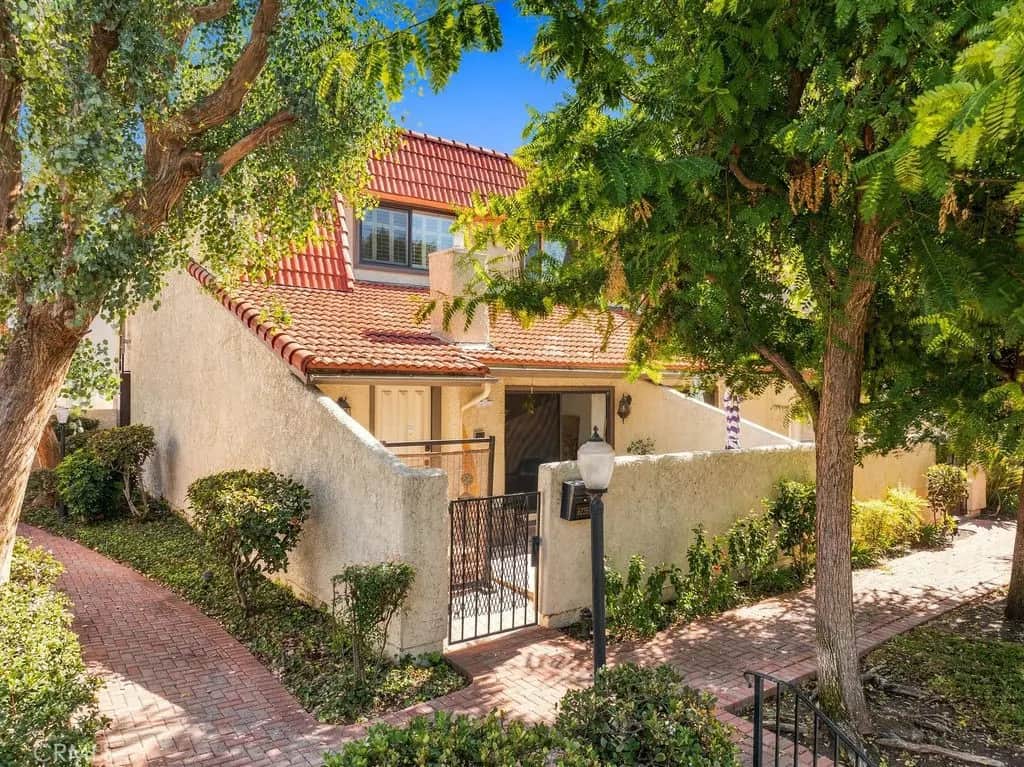 6226 1/2 Shoup, Woodland Hills, CA — listing photo 1