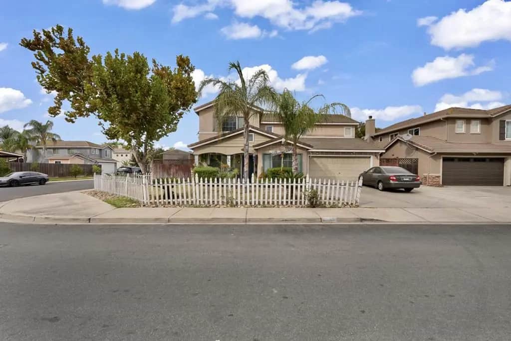825 Rolling Oak Court, Modesto, CA — listing photo 1