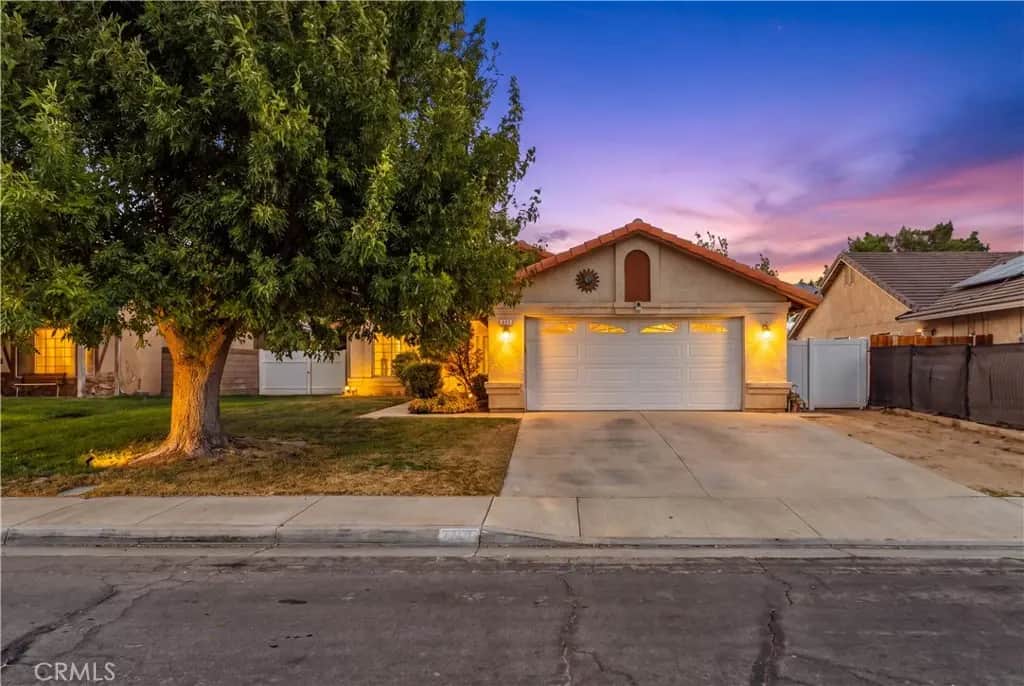 2811 E La Vida Drive, Lancaster, CA — listing photo 1