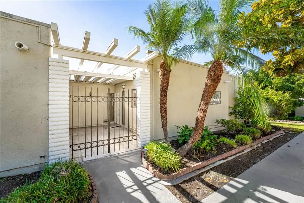 2005 Via Mariposa W D, Laguna Woods, CA — listing photo 1