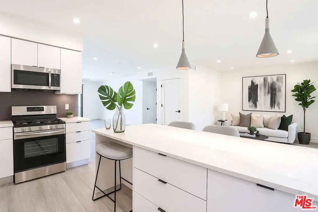 11800 Courtleigh Drive 402, Los Angeles, CA — listing photo 1