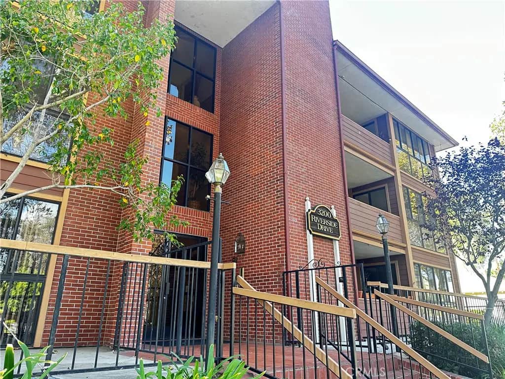 3200 W RIVERSIDE Drive M, Burbank, CA — listing photo 1