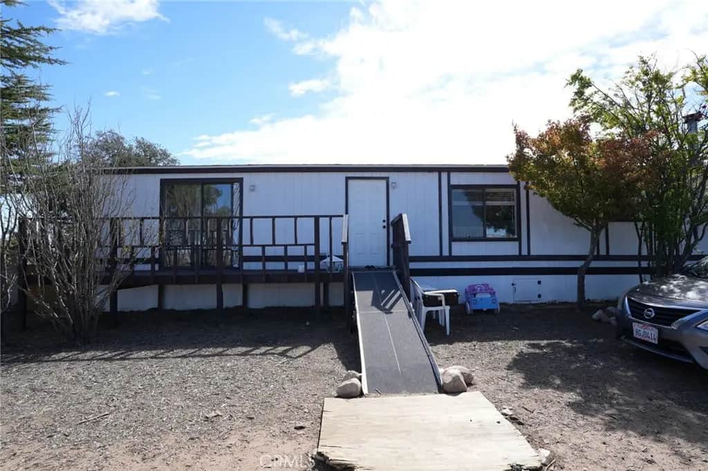 10960 Duxbury Road, Oak Hills, CA — listing photo 1