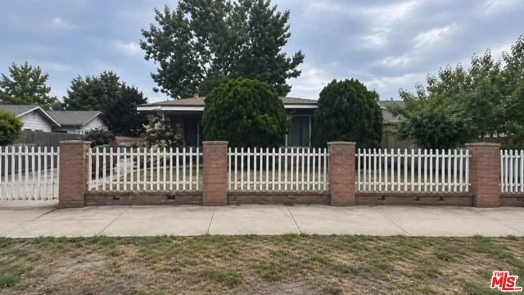 834 E 104th Street, Los Angeles, CA — listing photo 1