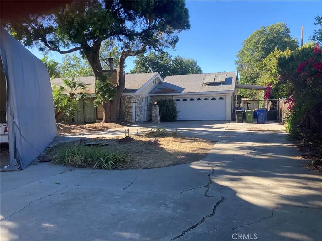 23011 Burbank, Woodland Hills, CA — listing photo 1
