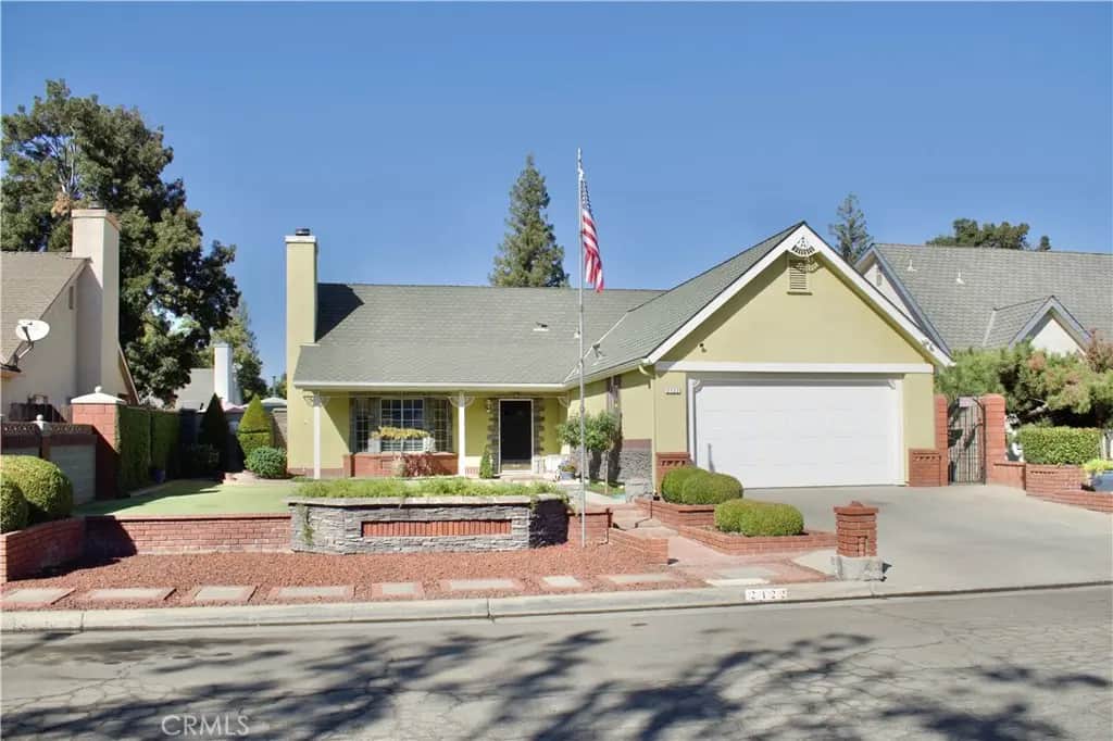 2122 E Cromwell, Fresno, CA — listing photo 1