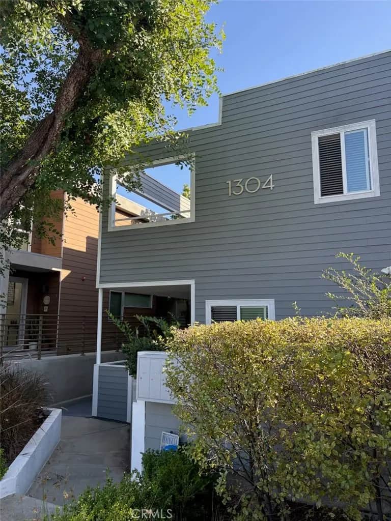 1304 12th Street E, Manhattan Beach, CA — listing photo 1
