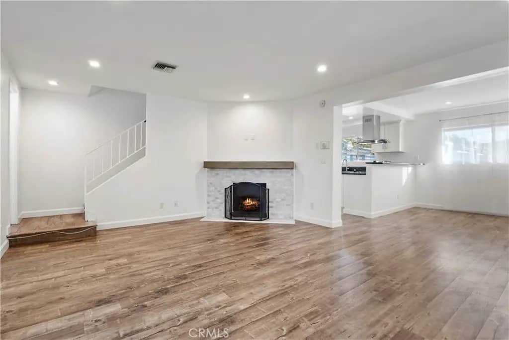 18550 Hatteras Street 111, Tarzana, CA — listing photo 1