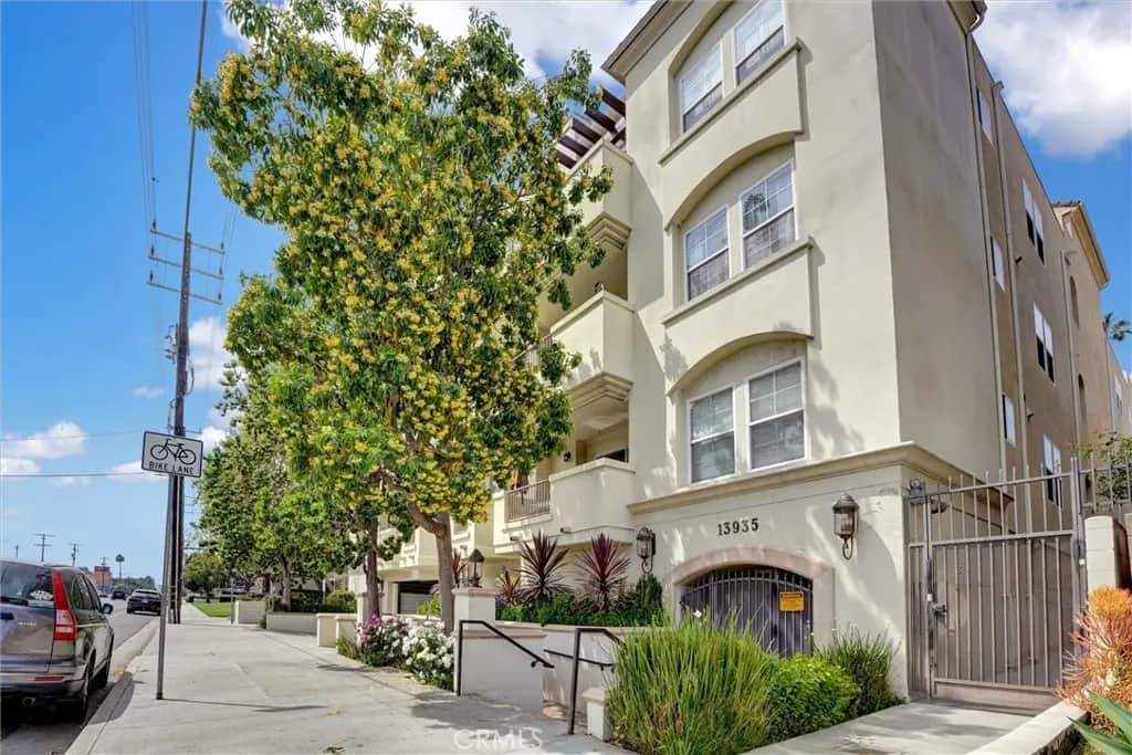 13935 Burbank 105, Van Nuys, CA — listing photo 1