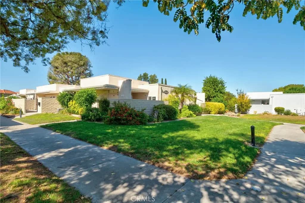 2132 Via Puerta E, Laguna Woods, CA — listing photo 1