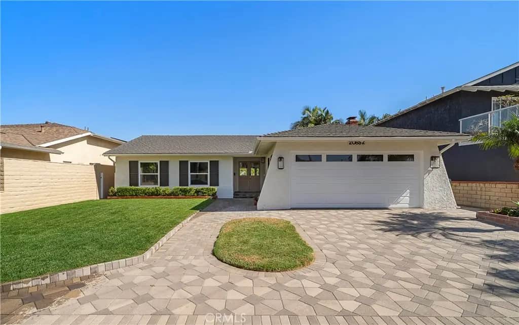 20852 Farnsworth Lane, Huntington Beach, CA — listing photo 1