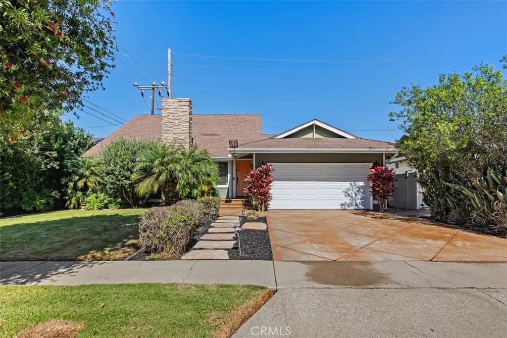 9301 Neolani, Huntington Beach, CA — listing photo 1