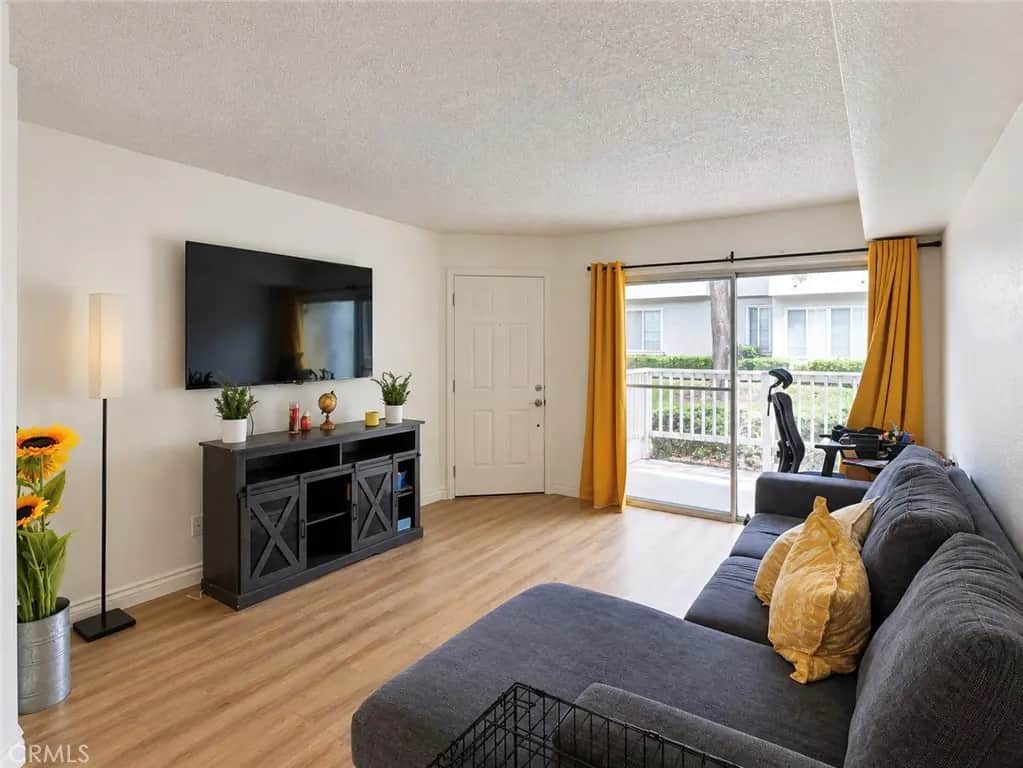 182 W Walnut B, Rialto, CA — listing photo 1