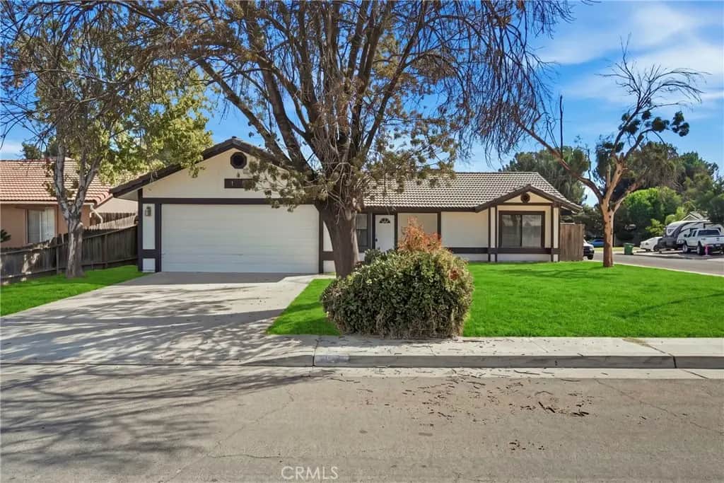 166 N Lyndsay, Dinuba, CA — listing photo 1