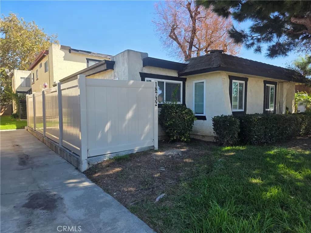 18732 Libra Circle 4, Huntington Beach, CA — listing photo 1