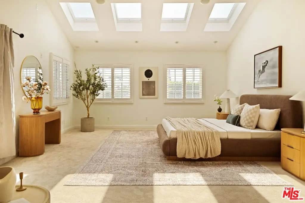 950 S Longwood Avenue, Los Angeles, CA — listing photo 1