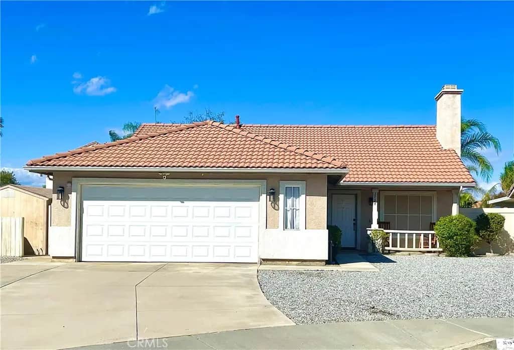 2724 Cambridge, Hemet, CA — listing photo 1