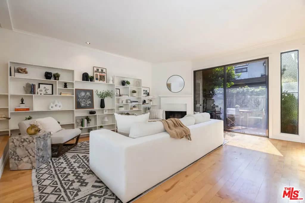 4218 Troost Avenue 18, Studio City, CA — listing photo 1