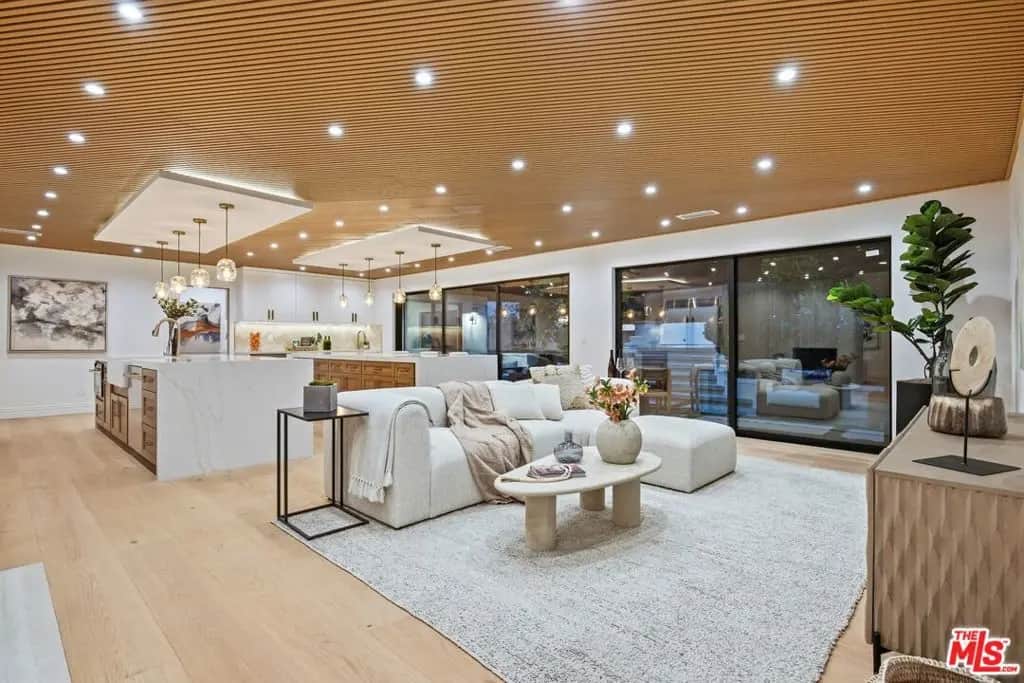 5431 Lubao Avenue, Woodland Hills, CA — listing photo 1