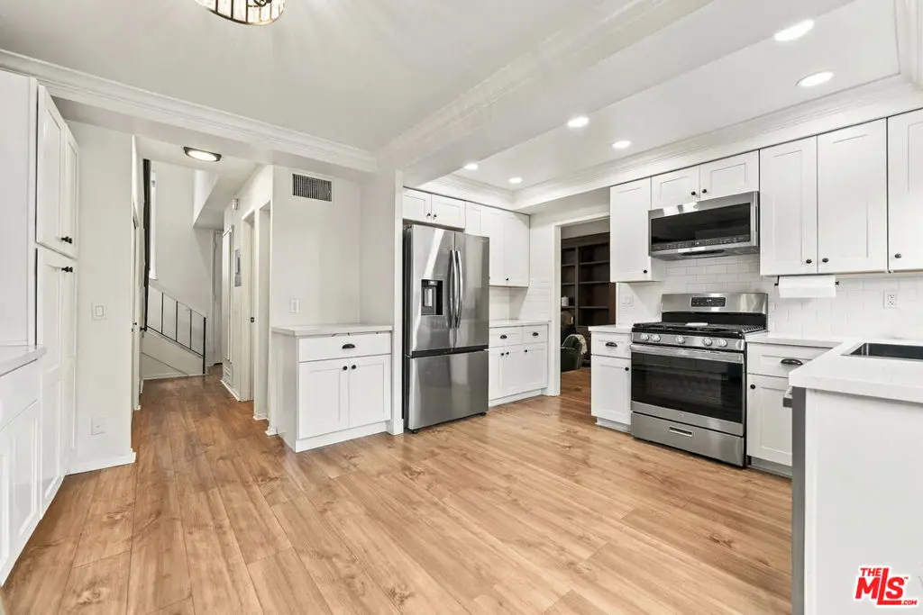 5658 Etiwanda Avenue 7, Tarzana, CA — listing photo 1