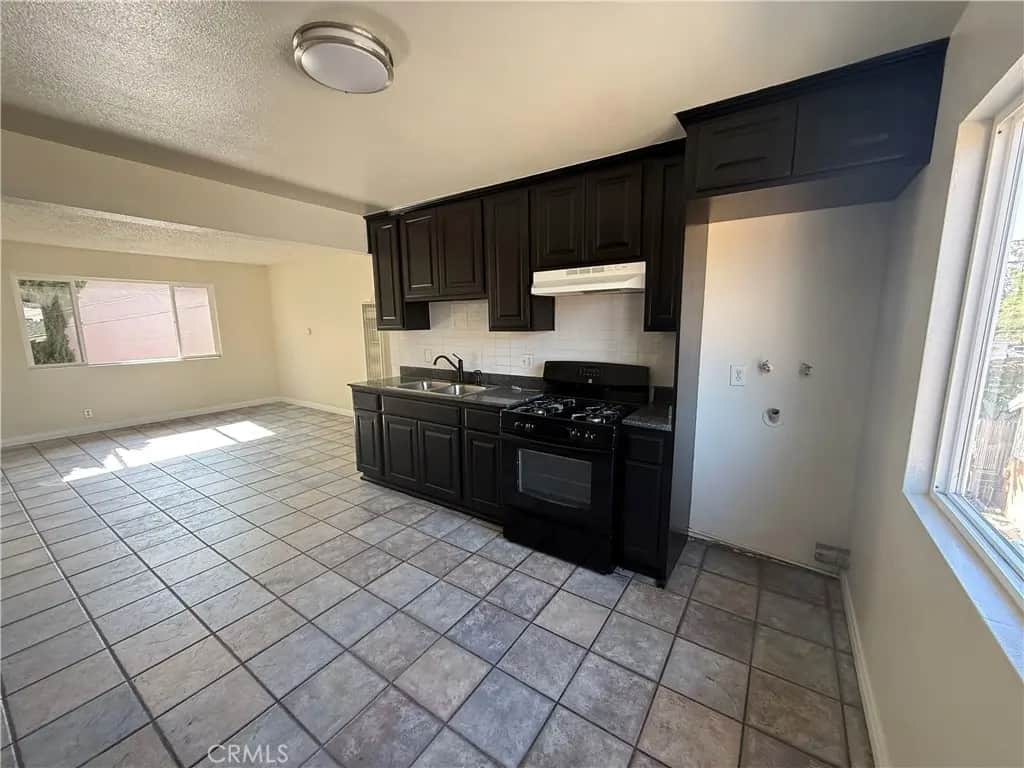 536 W Century 1/2, Los Angeles, CA — listing photo 1