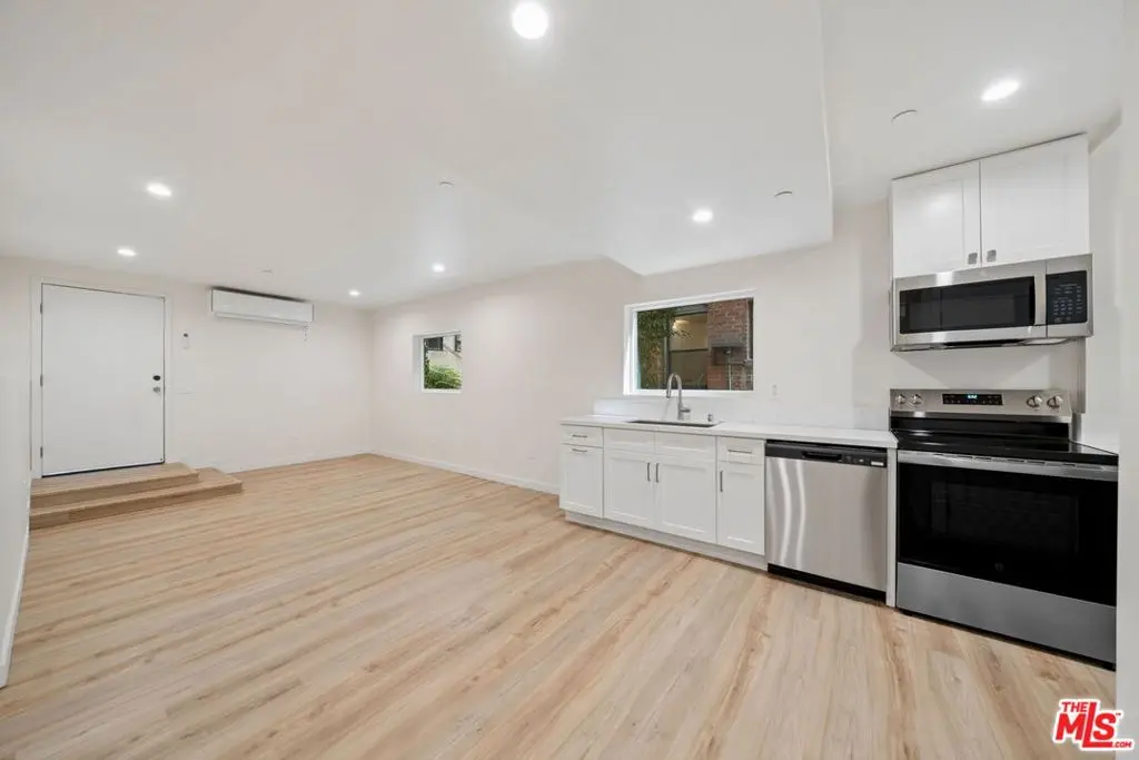 3209 Descanso Drive 17, Los Angeles, CA — listing photo 1