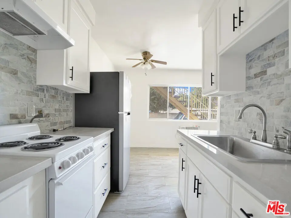 7228 Allott Avenue 3, Van Nuys, CA — listing photo 1