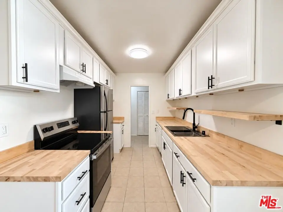 1420 S Oakhurst Drive 104, Los Angeles, CA — listing photo 1