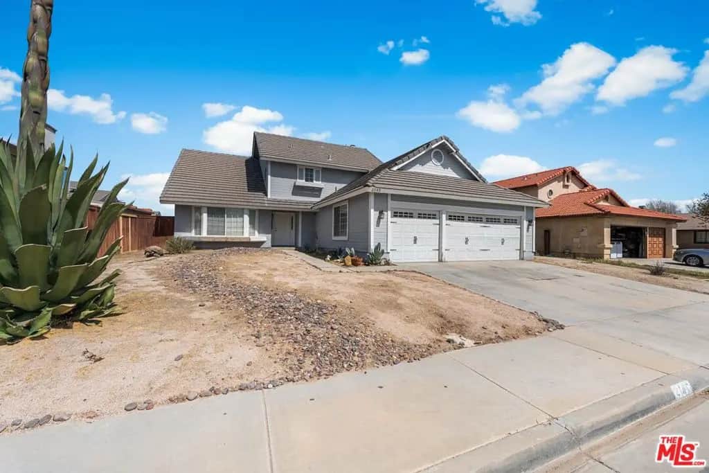 2145 W Avenue P8, Palmdale, CA — listing photo 1