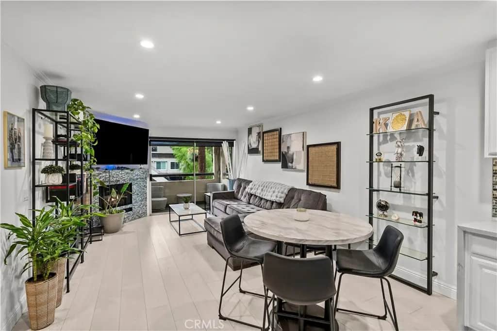 5515 Canoga 129, Woodland Hills, CA — listing photo 1