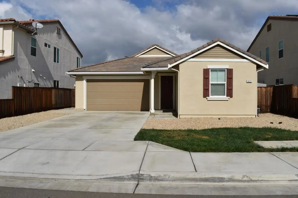 825 Fulton Way, Hollister, CA — listing photo 1