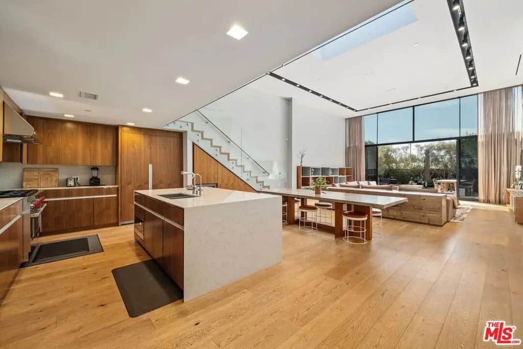 207 Hollister Avenue, Santa Monica, CA — listing photo 1