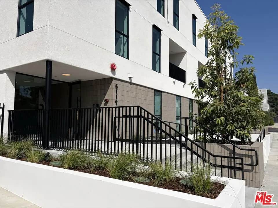 5119 Colfax Avenue 102, Valley Village, CA — listing photo 1