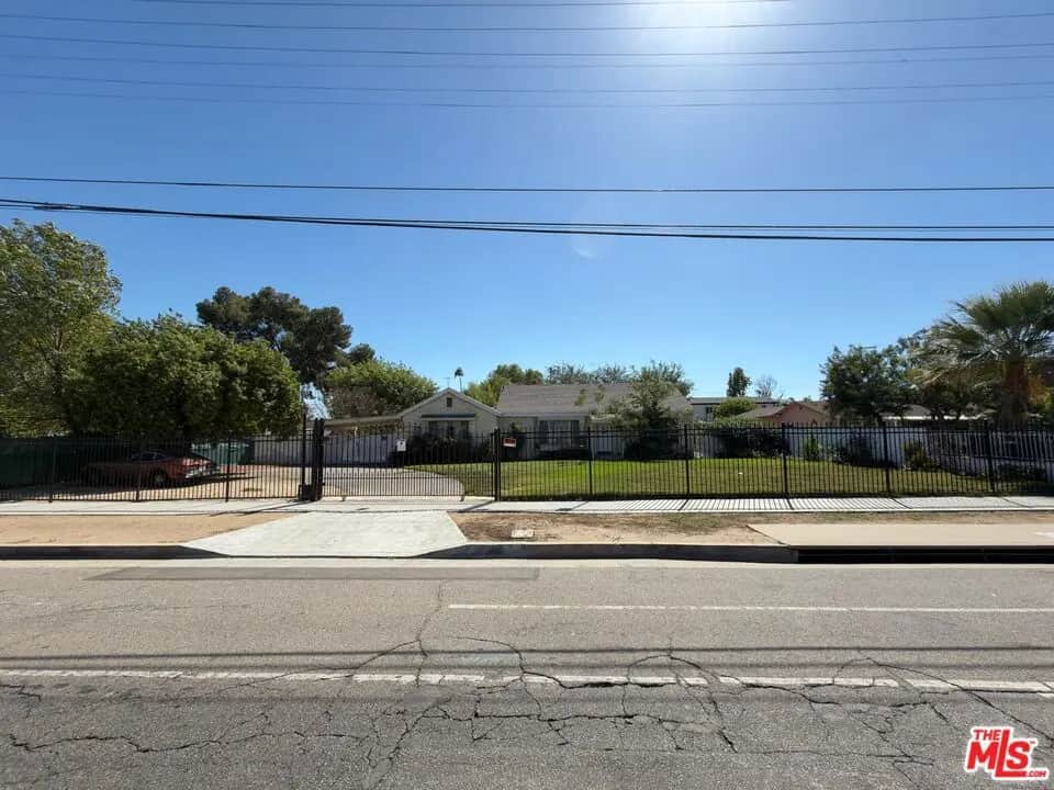 15252 Devonshire Street, San Fernando, CA — listing photo 1
