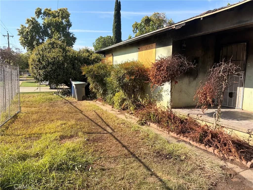 2219 V, Merced, CA — listing photo 1