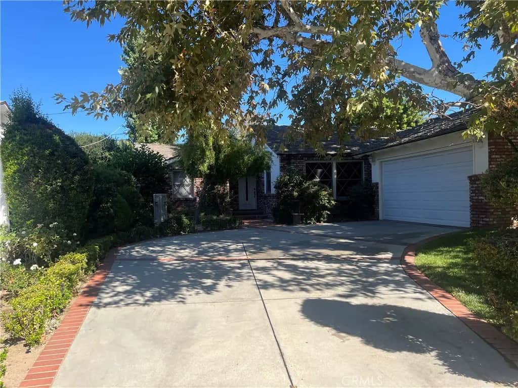 22615 Collins Street, Woodland Hills, CA — listing photo 1