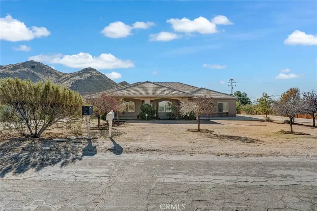 19425 Roanoke, Apple Valley, CA — listing photo 1