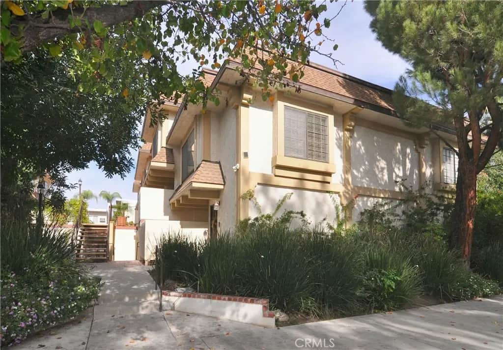5404 Quakertown Avenue 8, Woodland Hills, CA — listing photo 1
