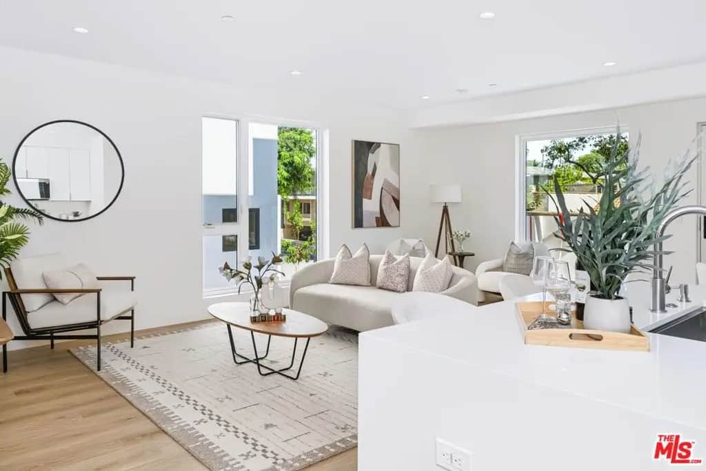511 N Flores Street 4, Los Angeles, CA — listing photo 1