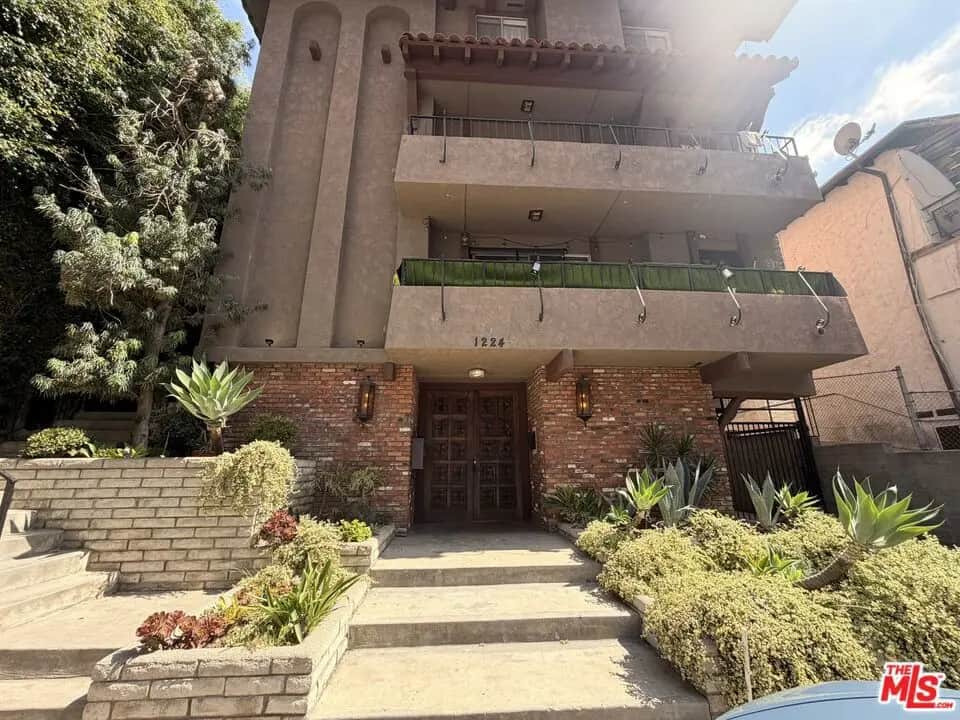 1224 S Barrington Avenue 301, Los Angeles, CA — listing photo 1