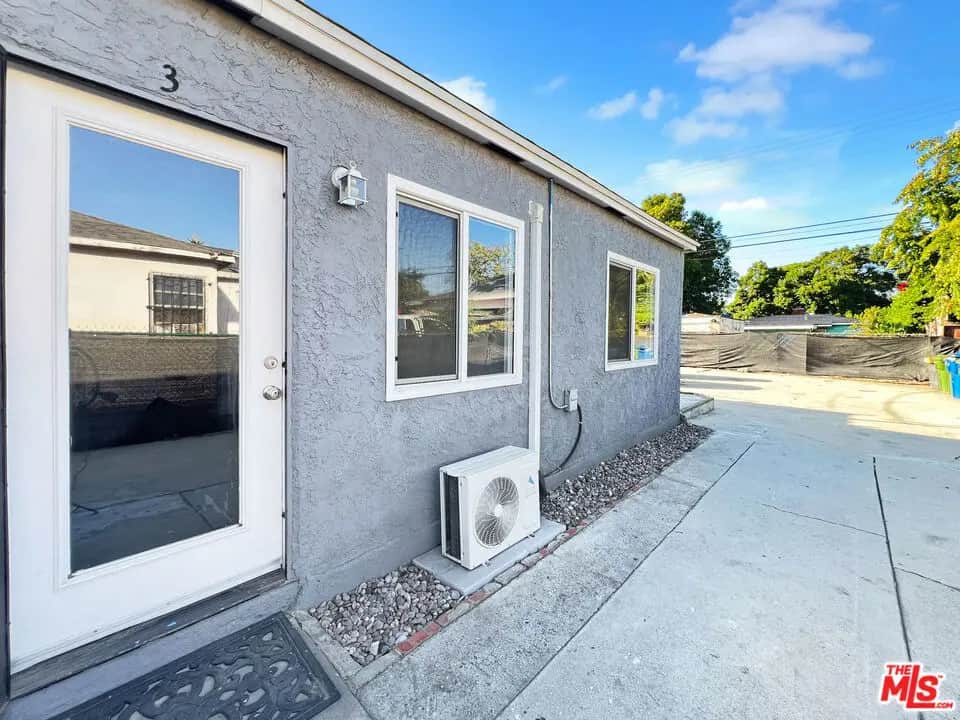 813 E Imperial Highway 1, Los Angeles, CA — listing photo 1