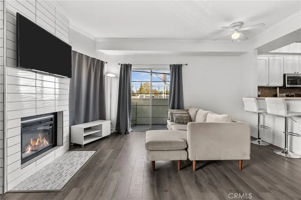 22809 Del Valle 10, Woodland Hills, CA — listing photo 1