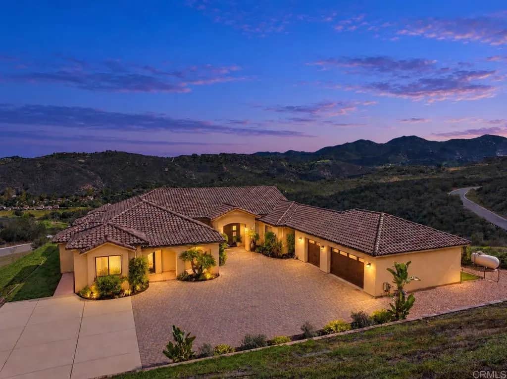 2260 Panoramic Way, Vista, CA — listing photo 1