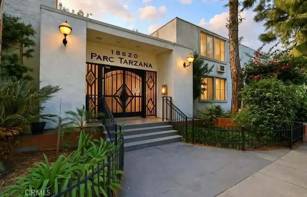 18620 Hatteras 104, Tarzana, CA — listing photo 1