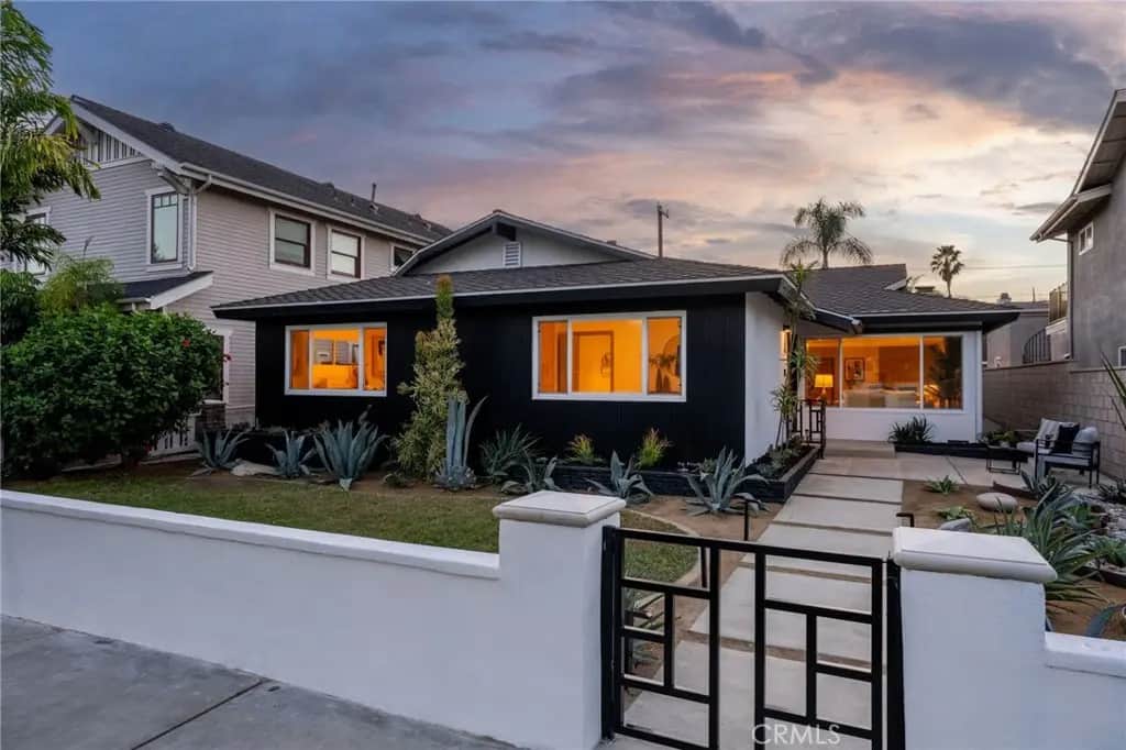 1735 Main, Huntington Beach, CA — listing photo 1