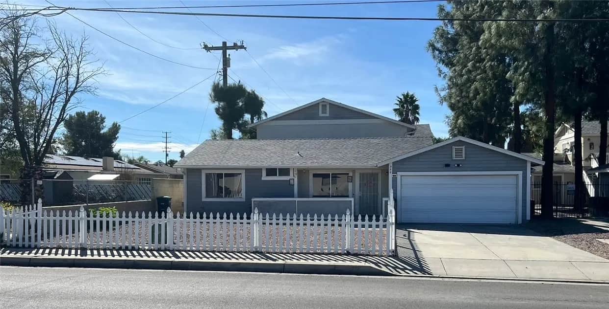 955 W Devonshire, Hemet, CA — listing photo 1