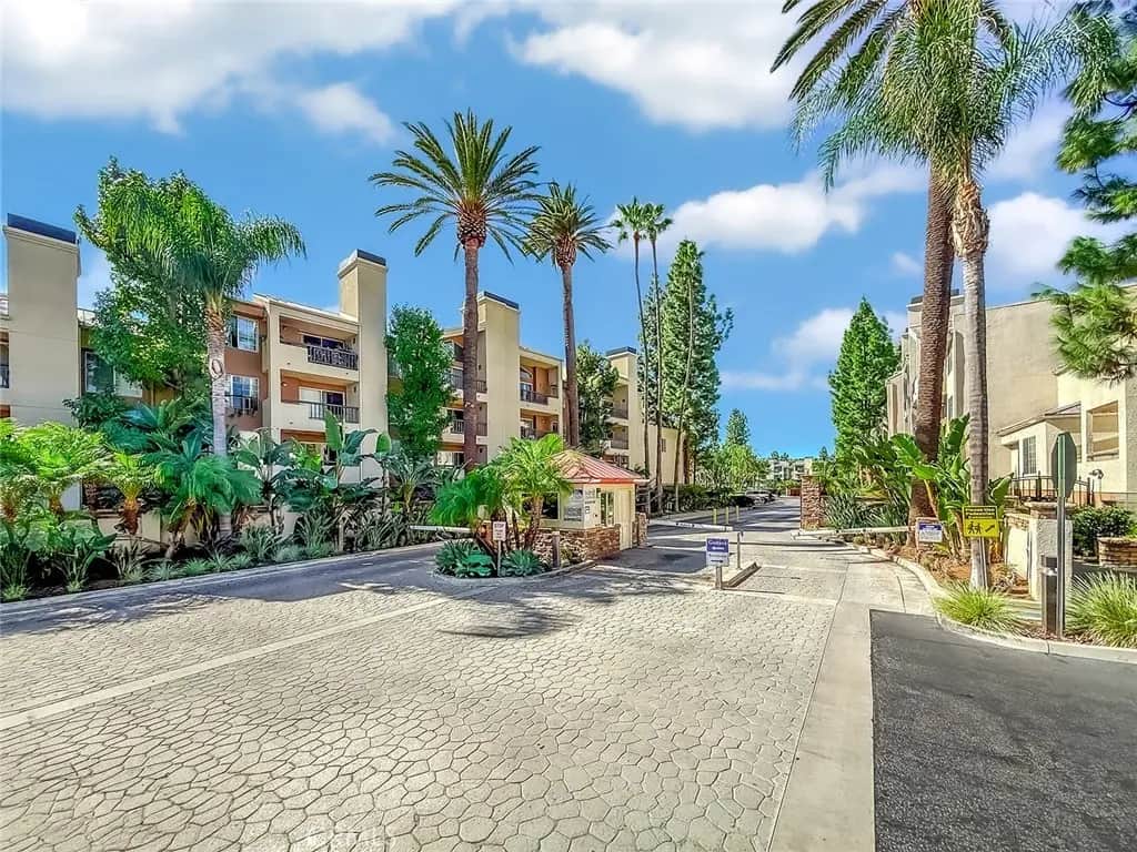 5530 Owensmouth Avenue 115, Woodland Hills, CA — listing photo 1